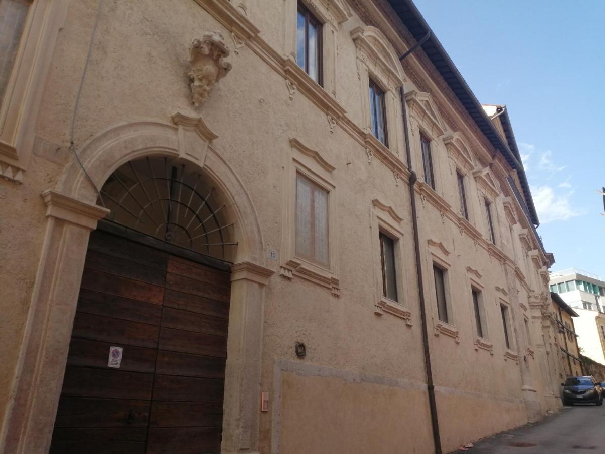 LʼAquila B&B Bone Novelle Dimora Storica Palazzo Zuzi المظهر الخارجي الصورة